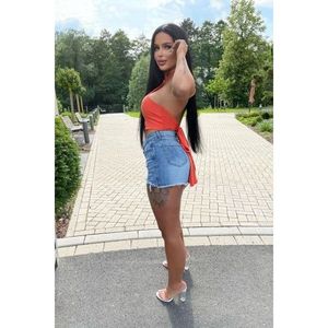 Short en jean pour femme bleu moyen délavé à ourlet brut - Product Image 1