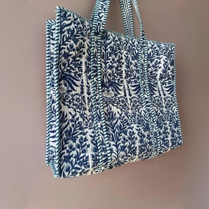 Bolso Tote Acolchado de Algodón con Estampado Floral Indio en Azul y Blanco, Bolso de Hombro para Mujer, Venta al Por Mayor - Product Image 2