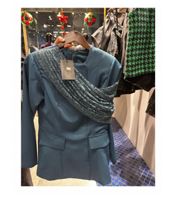 ชุดเซ็ตเข้ารูปสไตล์โมเดิร์นสีเขียว ดีไซน์จับจีบพลิ้วไหว แต่งรายละเอียดแบบร่วมสมัย เหมาะสำหรับใส่ในช่วงฤดูร้อน กันน้ำได้ ใช้ได้ทั้งกลางวันและกลางคืน - Product Image 1