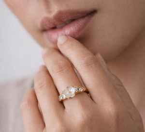 แหวนเงินแท้ 925 ประดับเพทายรูปดอกไม้ ชุบทอง 14K ประดับโอปอล คริสตัลรูปดอกไม้ ดีไซน์เรียบหรู ปรับขนาดได้ ของขวัญสำหรับเธอ - Product Image 5