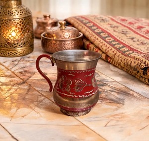 Verre en cuivre gravé à motif floral finition rouge pour cadeaux et célébrations de mariage, idéal pour servir des cocktails, provenant d'Inde - Product Image 1
