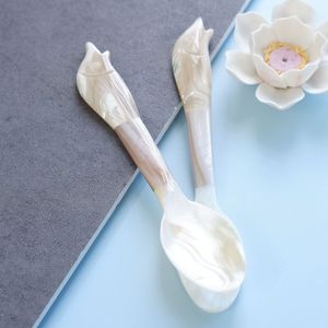 Cuillère à caviar de luxe en nacre, faite à la main, écologique, en coquillage, pour la présentation culinaire gastronomique - Product Image 1