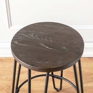 Tabouret de bar de style industriel avec pieds en fer noir et siège rond en bois massif pour cuisine, salle à manger, bar, café - Product Image 3