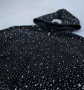Sudadera con capucha y cremallera Elite Nightfall Crystallized – Forro polar pesado Obsidian de primera calidad, con patrón de tachuelas radiantes en toda la prenda - Product Image 3