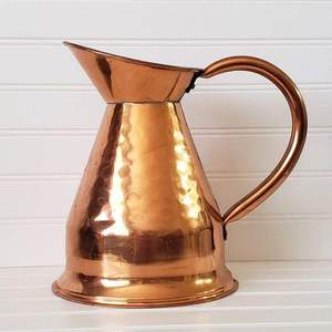 Jarra de Cobre Elegante con Superficie Pulida y Asa Práctica para Servir Agua, Jugos y Refrescos en Casa - Product Image 1