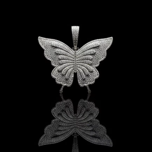 Colgante de Mariposa Personalizado con Incrustaciones de Diamantes, Hecho a Mano en Oro Blanco 925, con Diamantes Micro Pavé Detallados y Alas en Capas - Product Image 1