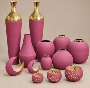 Ensemble de vases à fleurs de luxe en métal doré, vase sur pied en laiton texturé, sculpture lune croissante, porte-bougie perforé, décoration - Product Image 5