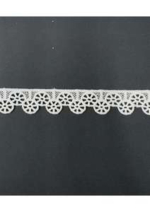 Cinta estrecha blanca de encaje guipur GPO con patrón de rueda para vestidos, prendas de vestir, textiles del hogar, costura, manualidades y decoración. - Product Image 2