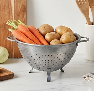 Passoire en métal de style rustique haut de gamme avec deux poignées, aspect vintage, idéale pour le rangement de fruits, légumes et riz dans la cuisine - Product Image 3