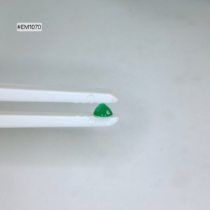 Venta al por mayor de piedras preciosas sueltas de esmeralda ovalada de Zambia de grado 3A, 6.10x5.10x3.40mm, 0.64ct, para joyería fina y de diseñador. - Product Image 2