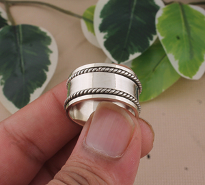 Anillo de banda texturizado de plata de ley 925 con engaste de bisel y puntos, minimalista, con cuentas, apilable, con textura Milgrain, para mujer, ideal para fiestas. - Product Image 4