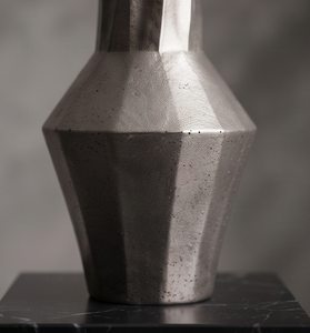 Vase décoratif de luxe en métal argenté, moderne, à texture bombée empilable, pour la décoration intérieure de la maison, du bureau et du hall. - Product Image 3
