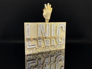 Colgante de Aleación Chapado en Rodio con Diseño de Diamante Helado Personalizado The Ice Legacy, Estilo Hip Hop Icónico, para Hombres Unisex - Product Image 2