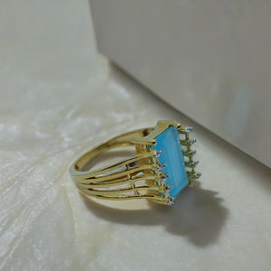 แหวนพลอยสีน้ำเงินทองหรูหราประดับเพชรด้านข้าง แหวนดีไซน์เก๋สำหรับผู้หญิง เครื่องประดับทันสมัย - Product Image 3