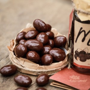 Dragées enrobées de chocolat noir à l'orange, cannelle et amande, collation au chocolat noir pour la vente en gros dans un coffret cadeau personnalisé - Product Image 1