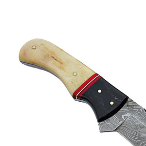 Couteau de chasse en acier de Damas, lame à pointe tombante, avec manche en os et accents rouges, pour usage extérieur - Product Image 5