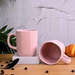 ชุดแก้วกาแฟเซรามิกสีชมพูอ่อน 2 ใบ ใช้กับไมโครเวฟได้ แก้วพอร์ซเลนลายดอกไม้น่ารักสร้างสรรค์ พร้อมช้อน สำหรับคู่รัก - Product Image 5