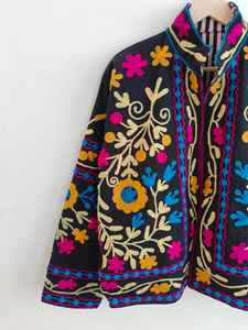 Veste courte en velours brodée Suzani, style indien, faite à la main, unisexe, cadeau pour demoiselle d'honneur, veste d'hiver, veste pour femme - Product Image 3
