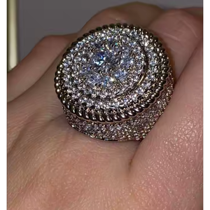 Anillo de Campeonato de Lujo con Halo Redondo y Diamantes Incrustados - Product Image 1