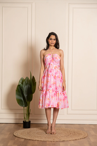 Robe d'été rose pâle en crêpe à volants pour femme, col halter, imprimé floral, longueur genou |   Tenue de soirée décontractée, look élégant pour femmes - Product Image 3