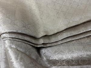 Tissu de soie brocart de couleur métallique avec de riches motifs tissés et une finition brillante, idéal pour les accessoires vestimentaires. - Product Image 4