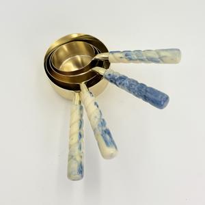 Tasses et cuillères doseuses en acier inoxydable de qualité supérieure, robustes et écologiques, finition PVD or avec manche en résine, compatibles lave-vaisselle - Product Image 2