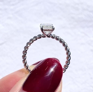 Anillo de compromiso solitario de diamante blanco corte radiante Regal, con taladro trenzado y engaste de plata. - Product Image 3