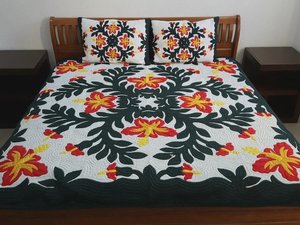 Couette Hawaïenne Artisanale Vintage Lavable 100% Coton avec Motif Floral Brodé pour la Décoration de la Literie à la Maison et à l'Hôtel - Product Image 1