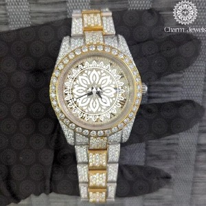 Reloj de Lujo con Diamantes Moissanite de Alta Demanda, Reloj de Pulsera de Moda con Diseño Impermeable para Hombres y Mujeres en Venta - Product Image 1