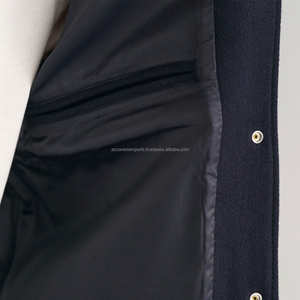 Chaqueta Universitaria para Hombre con Cuello Alto, Logotipo Frontal, Diseño Moderno, Tejido de Lana, Resistente al Viento y Reversible - Product Image 3