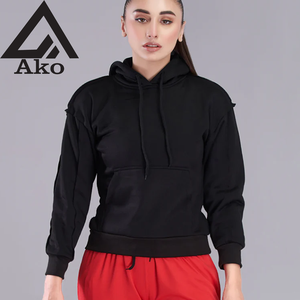 Sweat à capuche pour femme avec poche avant, noir essentiel, sportif, élégant et tendance, parfait pour le quotidien, par Ako - Product Image 1