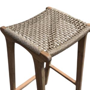 Tabouret de bar en teck massif naturel, style mid-century modern, hauteur de comptoir, avec assise en rotin tressé à la main, pour restaurant, hôtel, café - Product Image 4