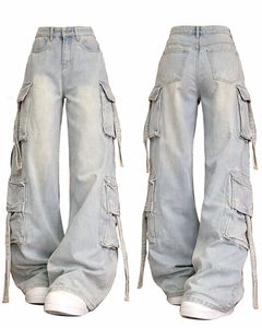 Pantalon cargo en jean bleu clair taille haute avec plusieurs poches, coupe ample, longueur intégrale, style décontracté, finition délavée - Product Image 3