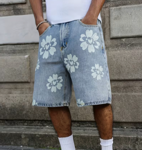 Shorts de Mezclilla para Hombre, Lavado Claro, con Estampado Floral Blanco, Casuales, de Verano - Product Image 4