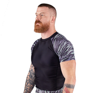 Rashguard unisexe léger, design OEM, pour entraînement en salle de sport, impression de logo entièrement personnalisée, respirant, en spandex/polyester, manches courtes - Product Image 2