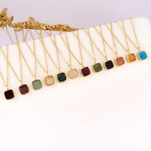 Collier minimaliste avec pendentif coussin en améthyste brute, pierre de naissance de février, pierre précieuse naturelle, plaqué or 18 carats, monture en laiton massif - Product Image 4