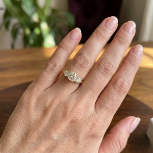 Anillo de Compromiso de Tres Moissanitas para Mujer, Anillo de Boda con Diamante de Corte Redondo Brillante, Chapado en Oro Amarillo - Product Image 5