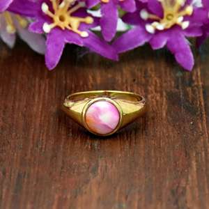 Anillo de Turquesa Rosa Ostra, Banda de Oro Vermeil de 18K, Joyería Hecha a Mano, Regalo para Ella - Product Image 1