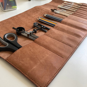 Porte-crayons en cuir fait main, organiseur compact pour matériel de dessin professionnel, logo personnalisé, à vendre - Product Image 1