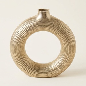 Jarrón de aluminio dorado de diseño moderno, con forma de donut, acanalado, circular, hueco, decorativo, para decoración de hogar de lujo, centros de mesa para bodas. - Product Image 1