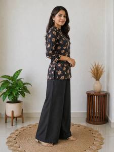 Ensemble coordonné tendance en rayonne pour femme – Haut à imprimé floral numérique avec pantalon palazzo - Product Image 3