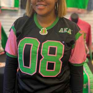 Camiseta Deportiva Negra AKA para Mujer, con Letras Griegas Bordadas, Tejido Transpirable de Primera Calidad, Cuello Redondo - Product Image 4