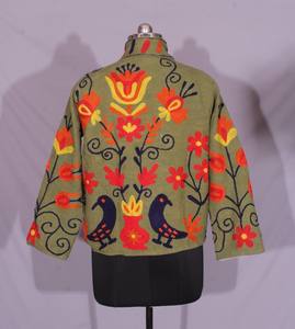 Chaqueta TNT verde oliva hecha a mano con bordado de pájaros coloridos, ideal para bodas, fiestas y ocasiones festivas. - Product Image 3