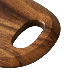 Planche à découper ovale en bois de manguier teinté noyer avec poignée intégrée - Product Image 3