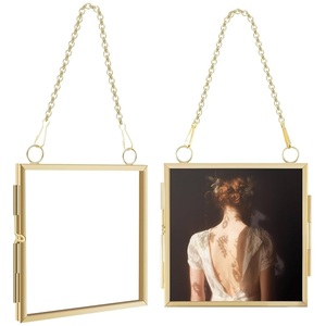 Cadre photo suspendu en laiton de luxe - Vitrine minimaliste en verre et métal pour fleurs pressées, photos et décoration murale - Product Image 1