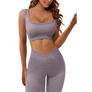 Ensemble de yoga pour femme, design léger et sportif, logo personnalisé, respirant, durable, confortable, mouvements fluides, ajustable. - Product Image 1
