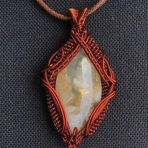 จี้หินสีขาวทำมือ หุ้มลวดทองแดงโบราณ ชุบทอง 18K เครื่องประดับงานฝีมือสุดหรูสำหรับงานหมั้น งานแต่งงาน และงานเลี้ยง - Product Image 1