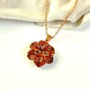 Colgante de ojo de tigre natural con forma de flor, collar de piedras preciosas talladas, elegante colgante de ojo de tigre para mujer, fabricación de joyas al por mayor - Product Image 1