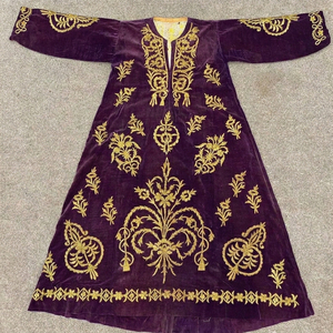 Robe de liturgie religieuse en satin blanc avec motif floral brodé or, couleur et logo personnalisables, pour homme - Product Image 1