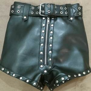 Shorts de Cuero con Tachuelas, Cintura Alta, Estilo Gótico, con Cordones Delanteros y Detalles de Remaches, Color Negro - Product Image 2
